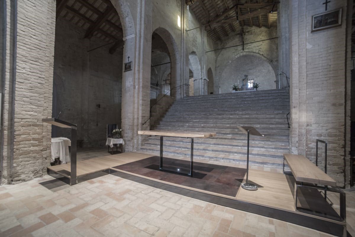 意大利中世纪教堂新设现代祭坛-1