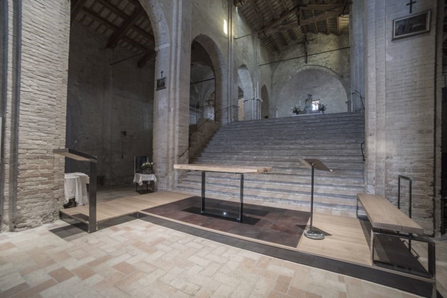 意大利中世纪教堂新设现代祭坛-1