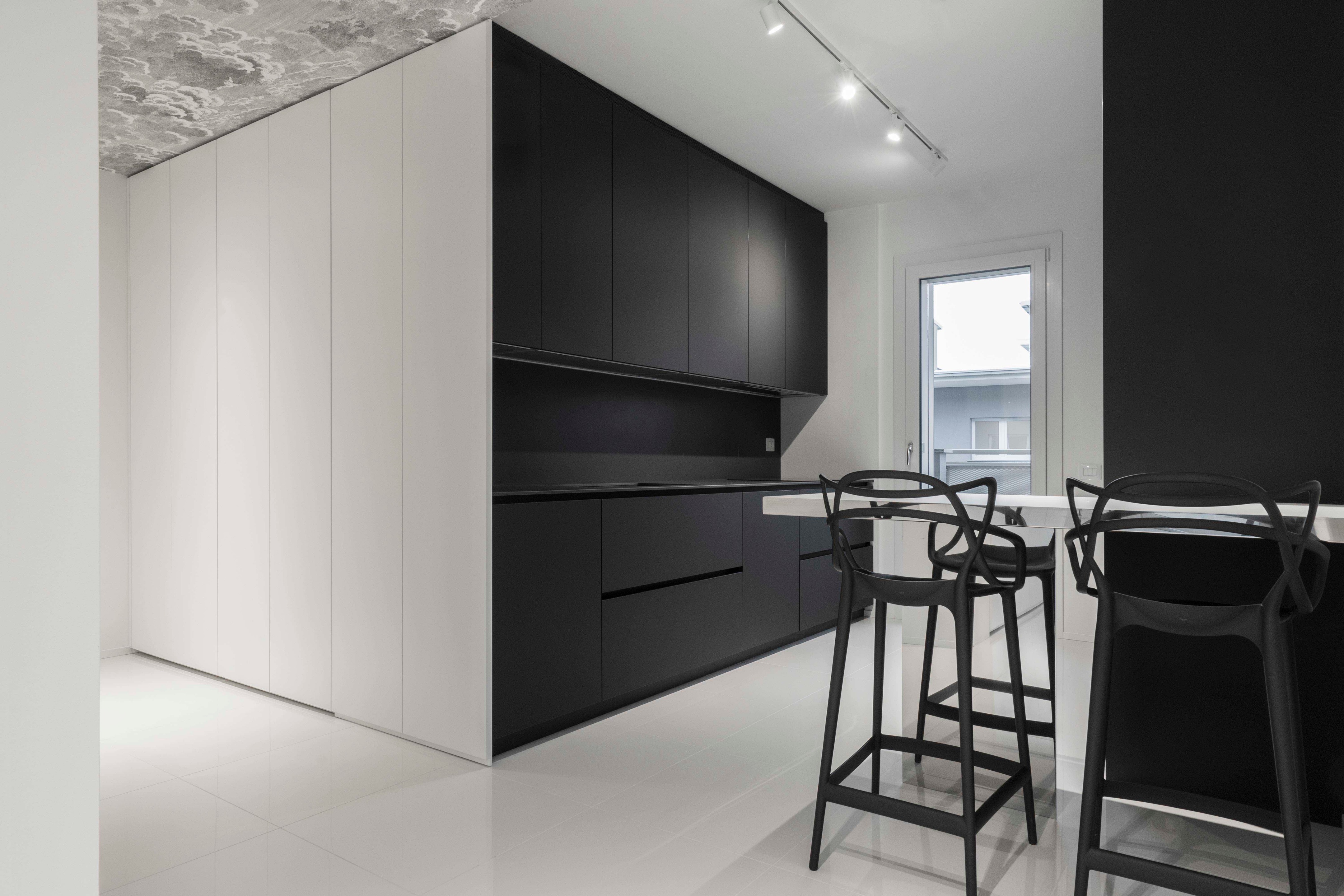 黑白双层公寓设计，量身定制家具展露个性-5