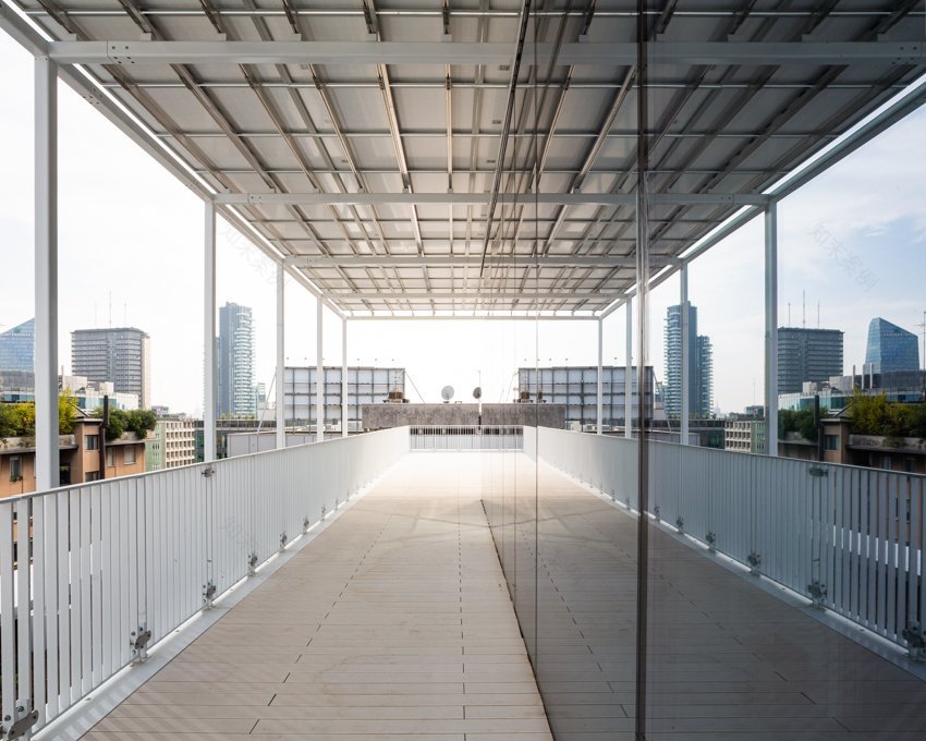 重塑 70 年代建筑,打造意式绿色办公空间-11