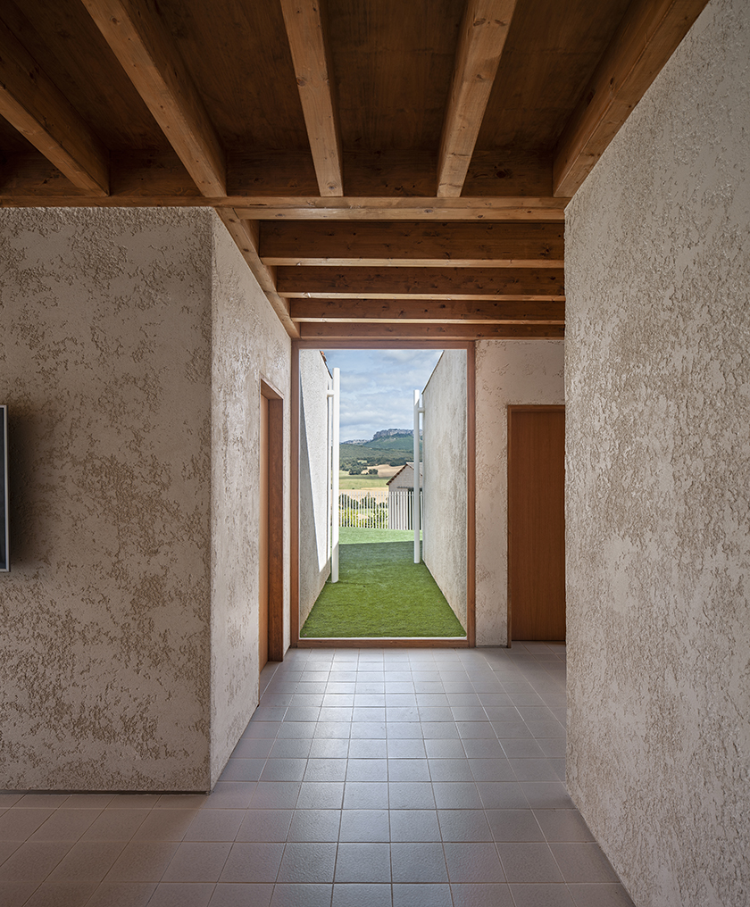 西班牙 Navarra 别墅 Casa S&J,融入自然美景的空间设计-11