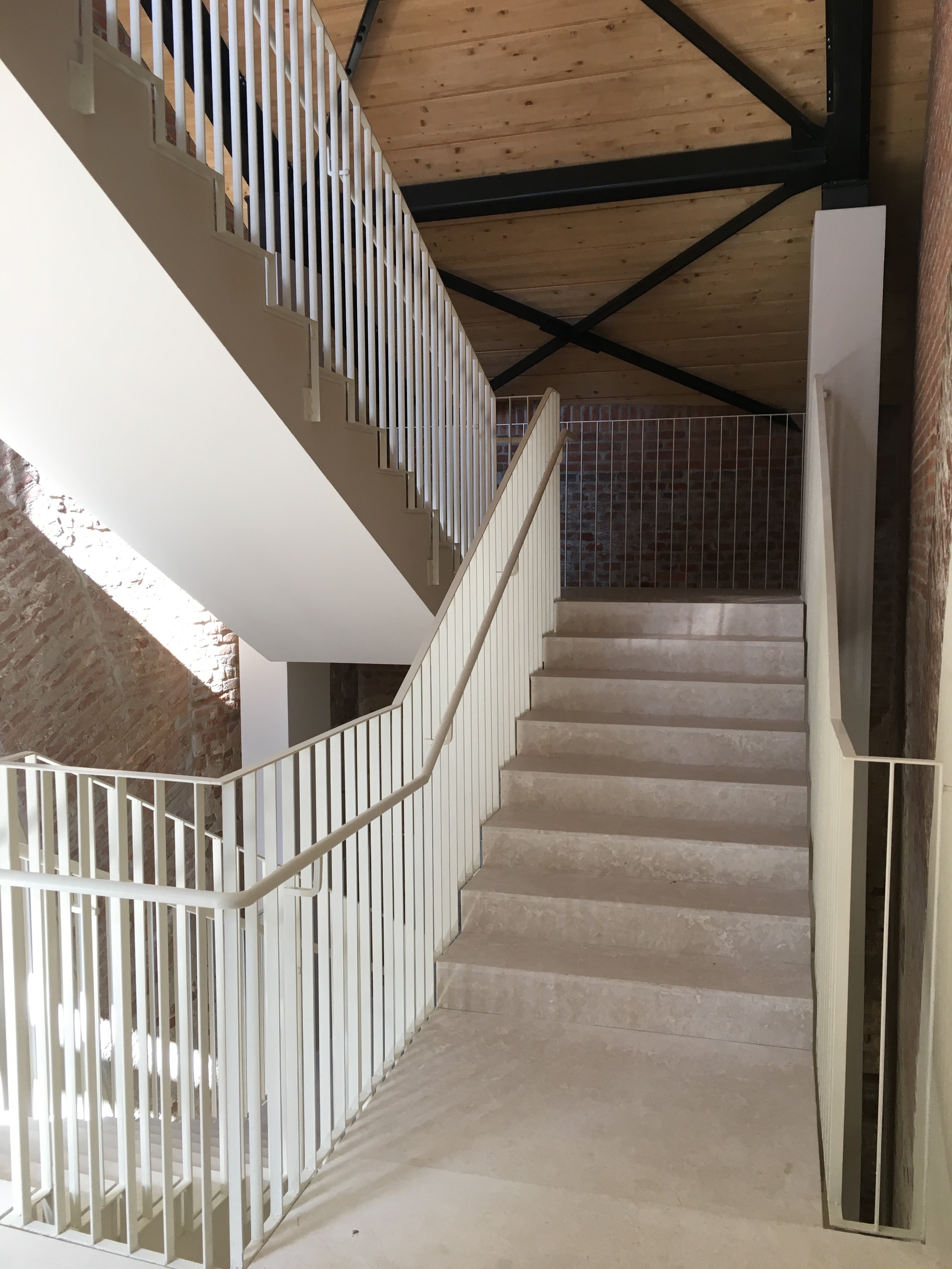 废弃马厩变宜居住宅,原汁原味保留历史痕迹-17