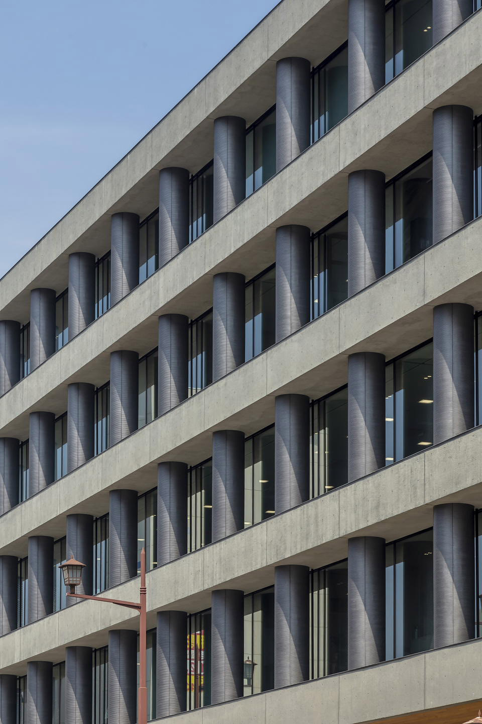 熊本城下町 · 融合环境特色的现代办公建筑丨日本熊本丨日建设计-18