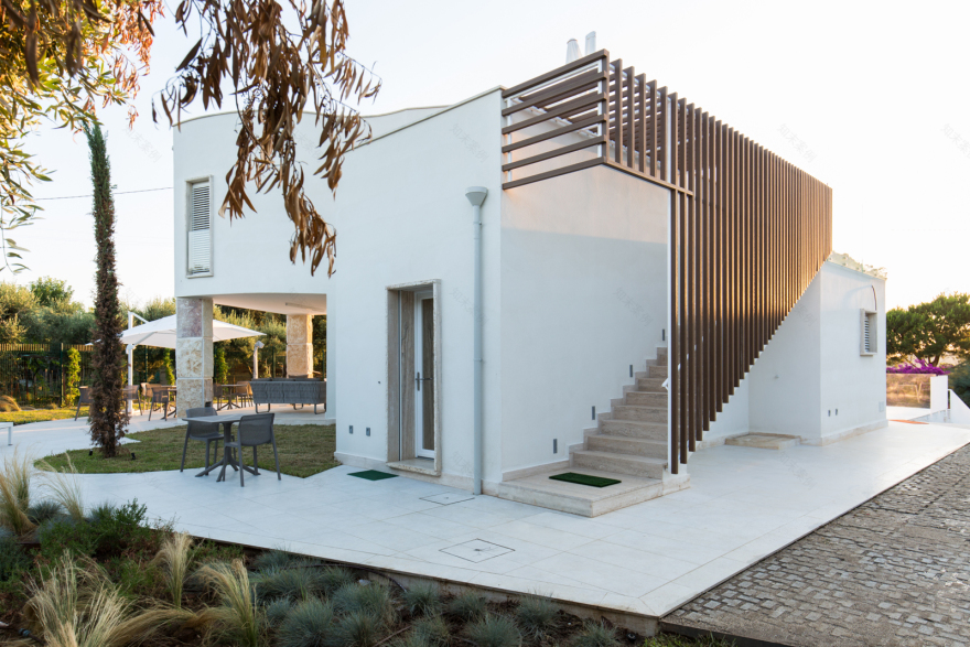 地中海风格别墅融入自然,展现双面魅力-5