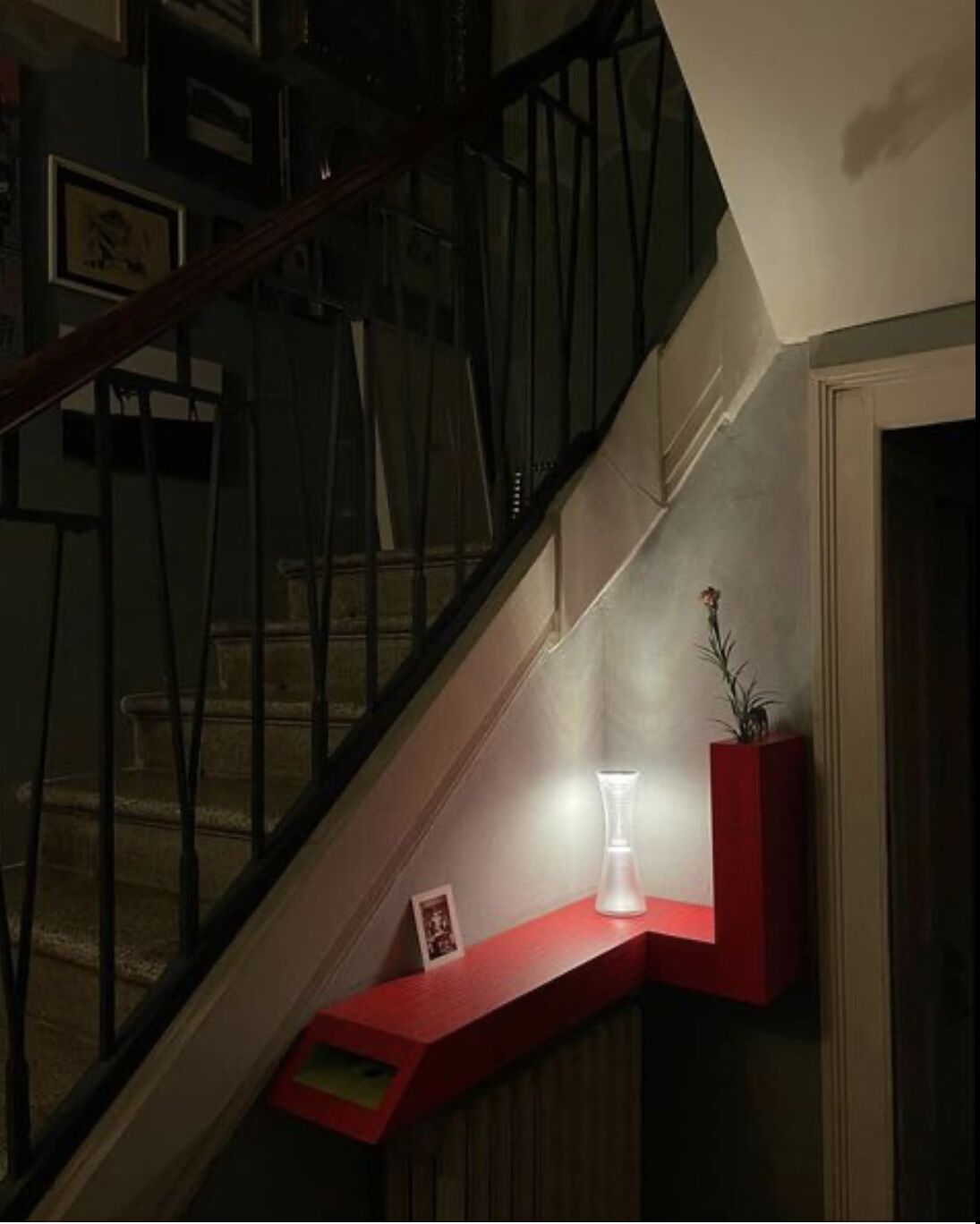 红 horizontal skycraper 墙壁雕塑-5