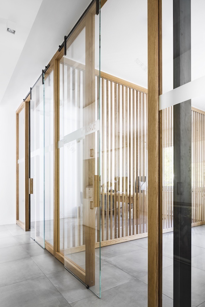 定制实木与玻璃结合,打造优雅办公空间-12