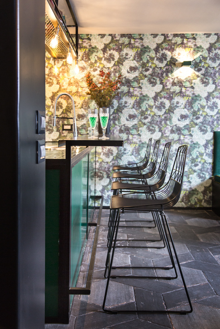 以色列霍隆半独立别墅,绿色 basement 散发爱尔兰酒吧气息-24