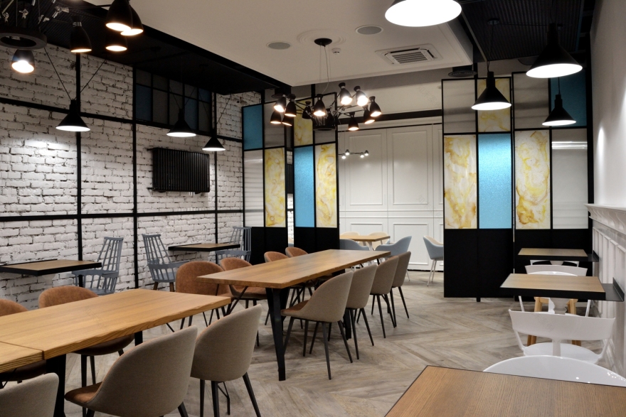 乌克兰基辅“Honey”咖啡厅 | 欧式糕点与室内绿意的完美融合-0