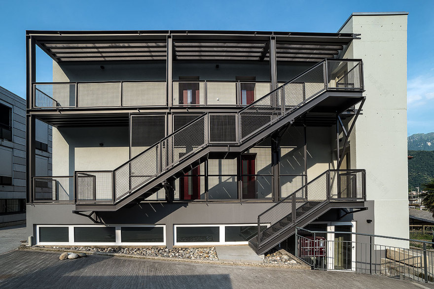 瑞士卢加诺湖畔别墅改建,金属质感与优雅湖景的完美融合-3