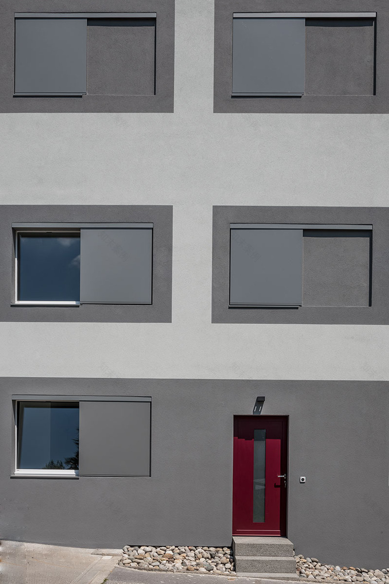 瑞士卢加诺湖畔别墅改建,金属质感与优雅湖景的完美融合-1