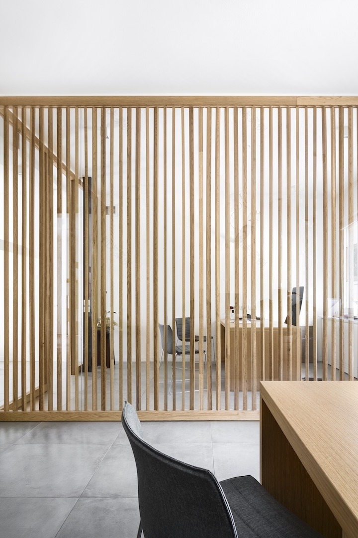 定制实木与玻璃结合,打造优雅办公空间-11