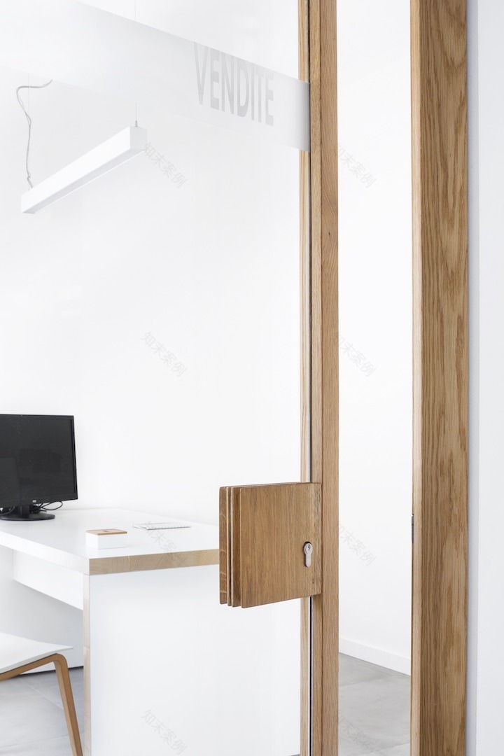 定制实木与玻璃结合,打造优雅办公空间-8