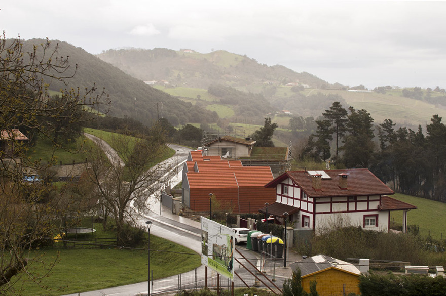 西班牙 Zumaia 山谷中的倾斜别墅-3