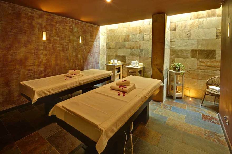 湖畔仙境 | Hotel Le Ali del Frassino 的格拉努拉提锌宝石地板-5