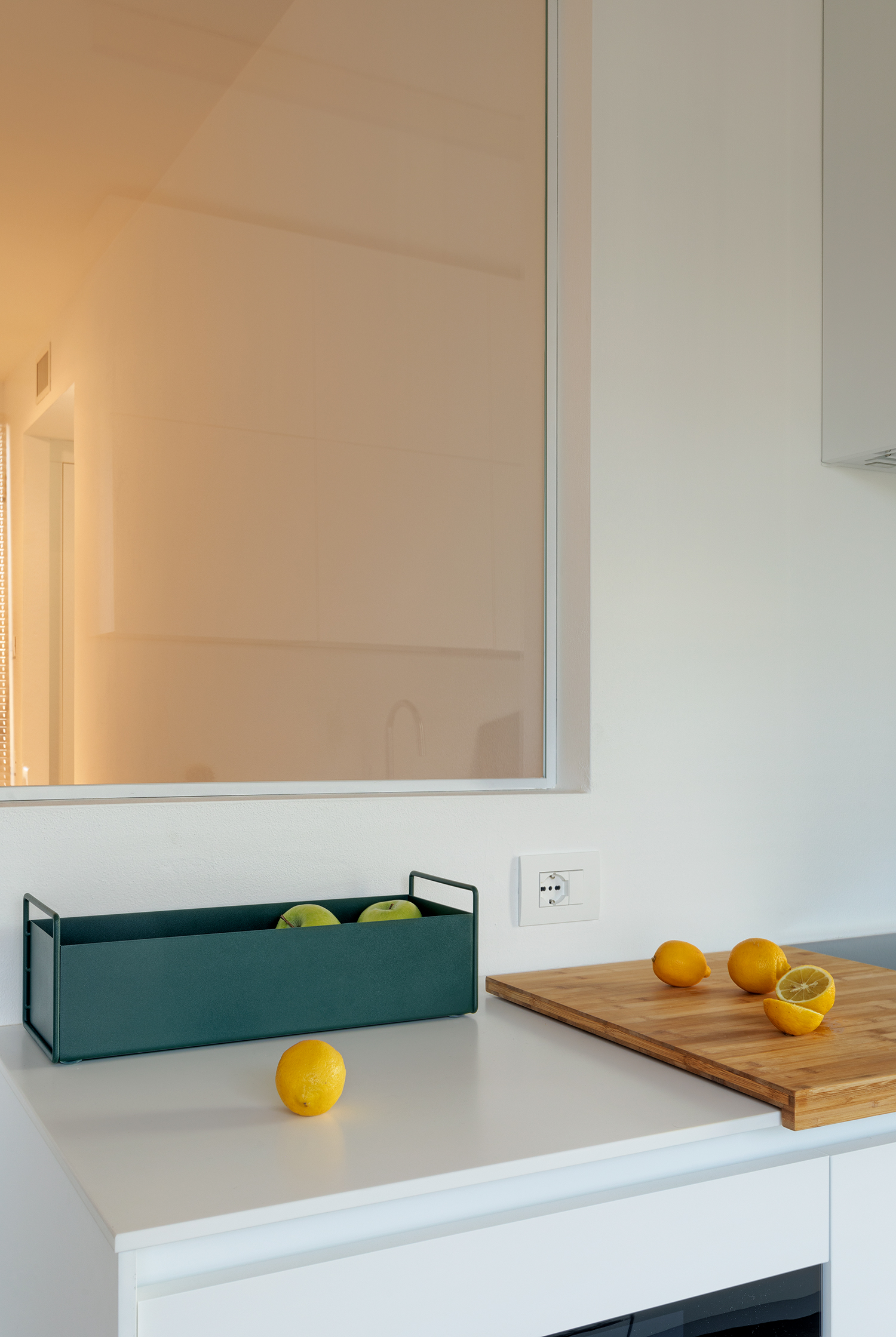 极简白色公寓，自然光线与设计完美融合-38