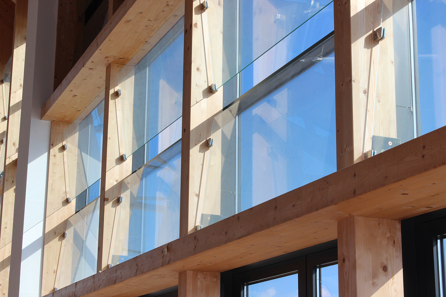 绿意盎然的多功能建筑与城市公园-8