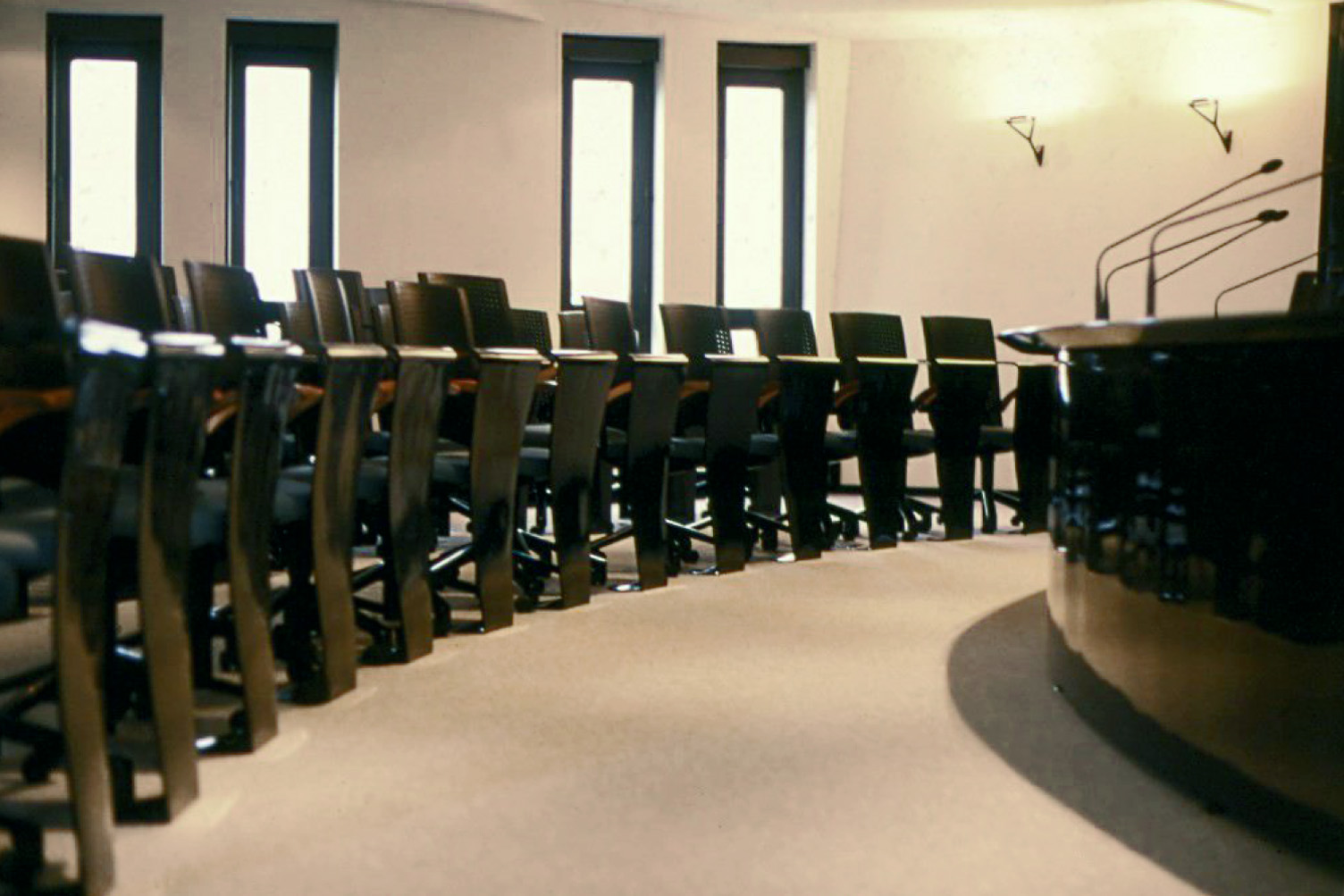 流线型玻璃墙打造舒适会议空间-12