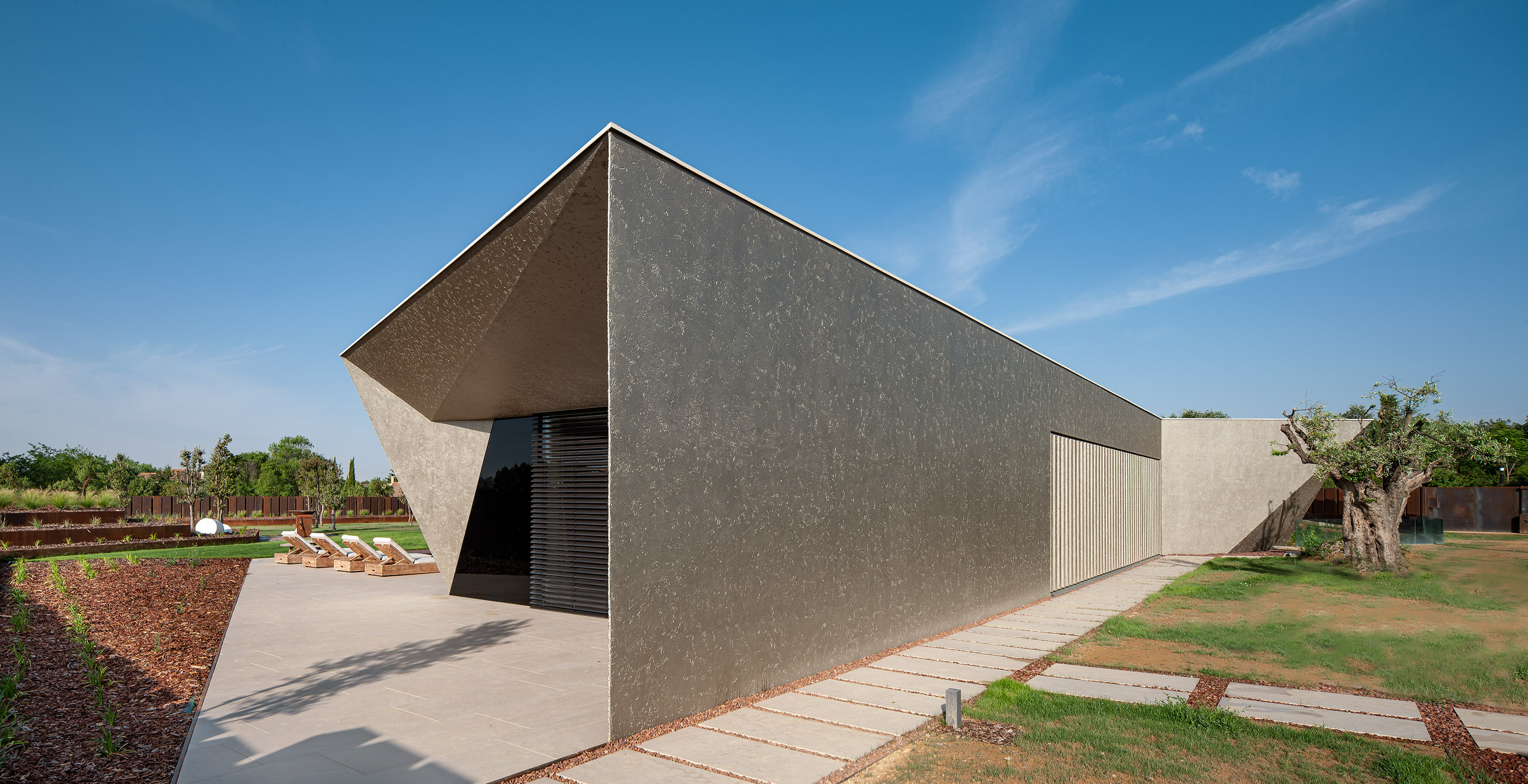 单层别墅融入环境，呈现现代豪华生态设计-3