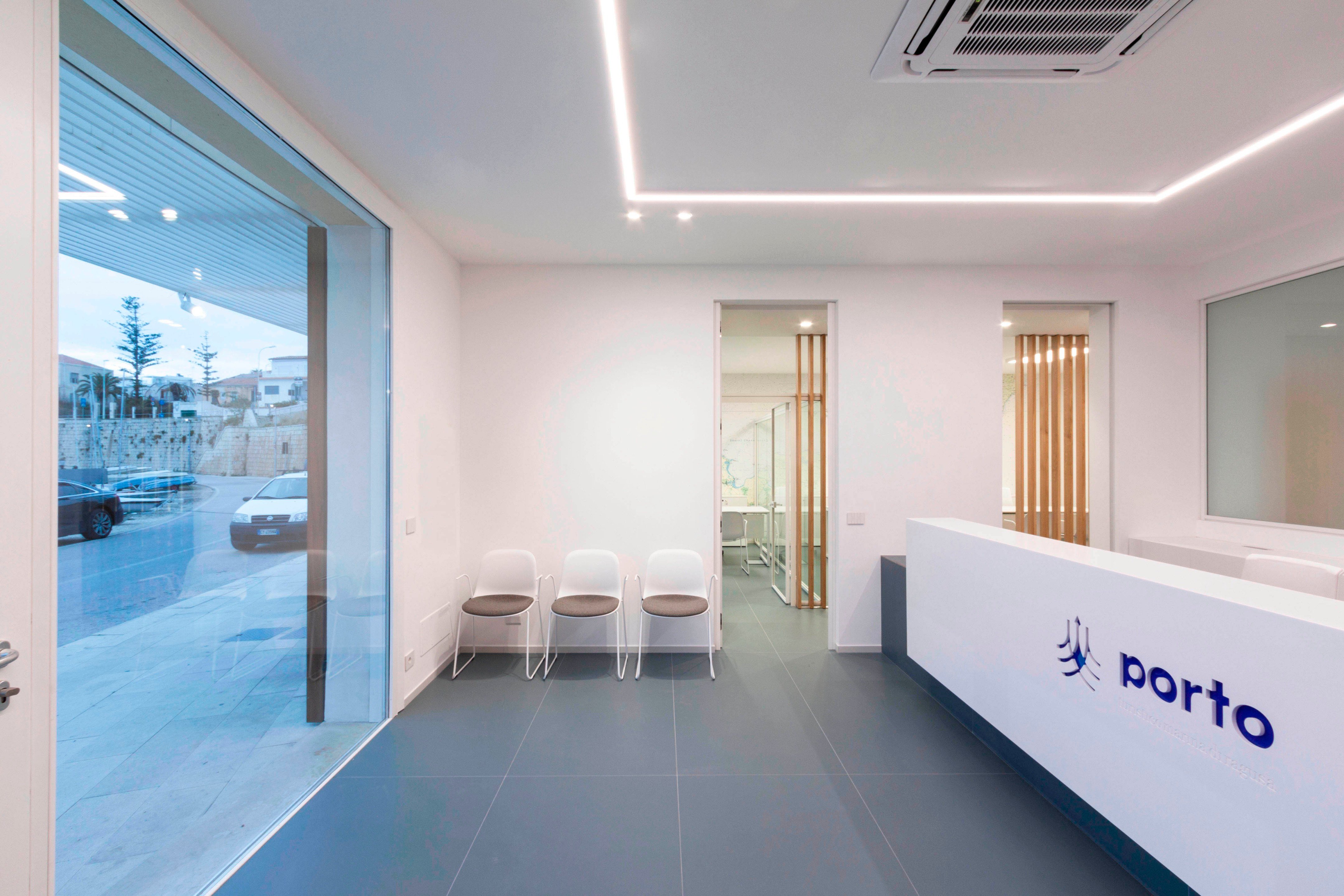 优化空间利用的意大利旅游港口办公室设计-4