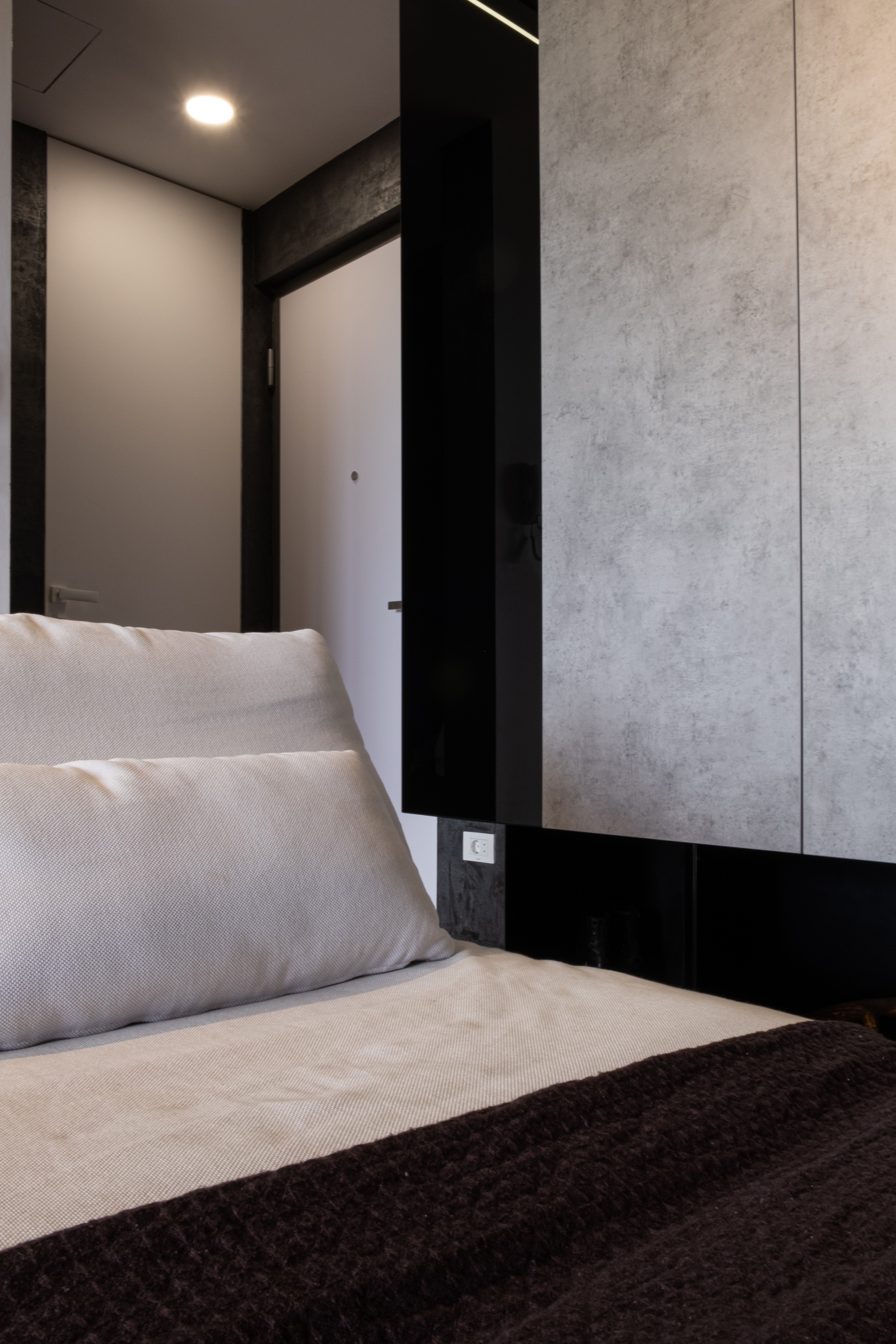 黑白极简公寓，融入自然的粗犷之美-12