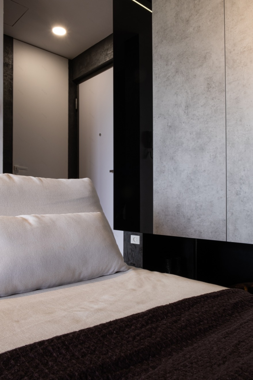 黑白极简公寓,融入自然的粗犷之美-12