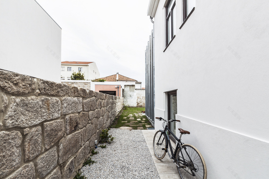 五边形锌屋打造私密与开放空间对话-9