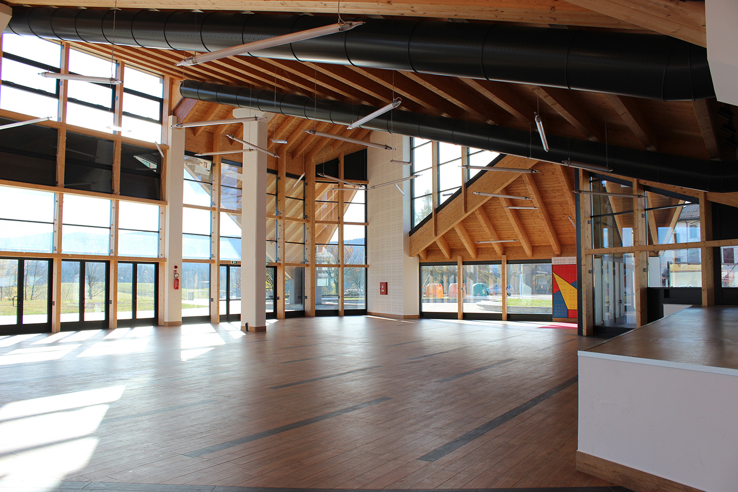 绿意盎然的多功能建筑与城市公园-5