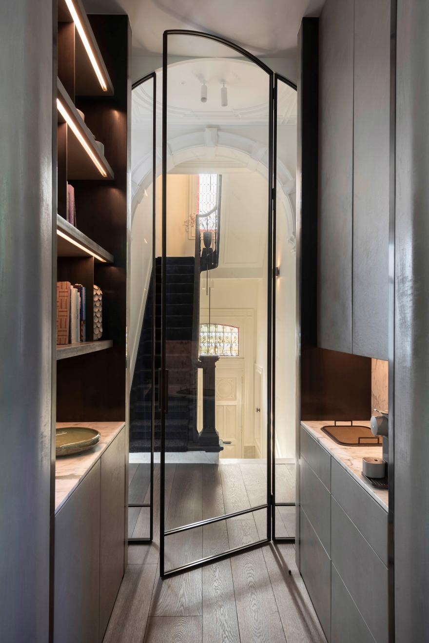 比利时安特卫普“现代洞穴”别墅室内设计-15