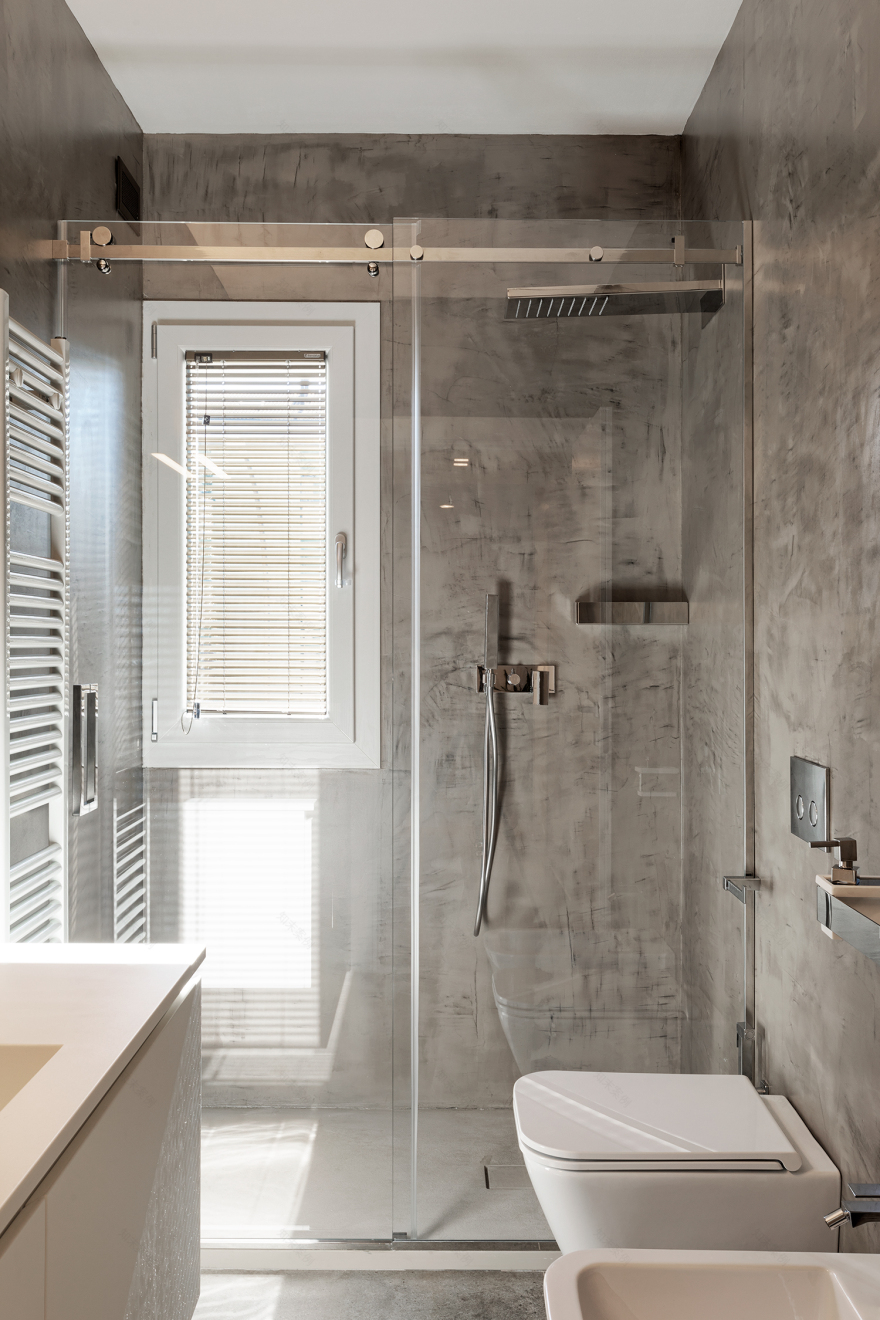 极简白色公寓,自然光线与设计完美融合-53