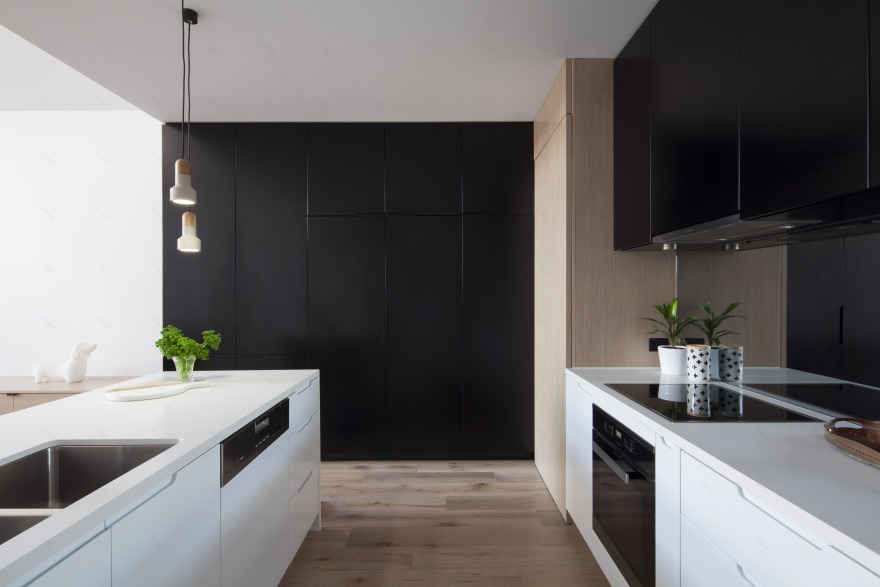 墨尔本城市别墅翻新,开放式布局与后院相连-11