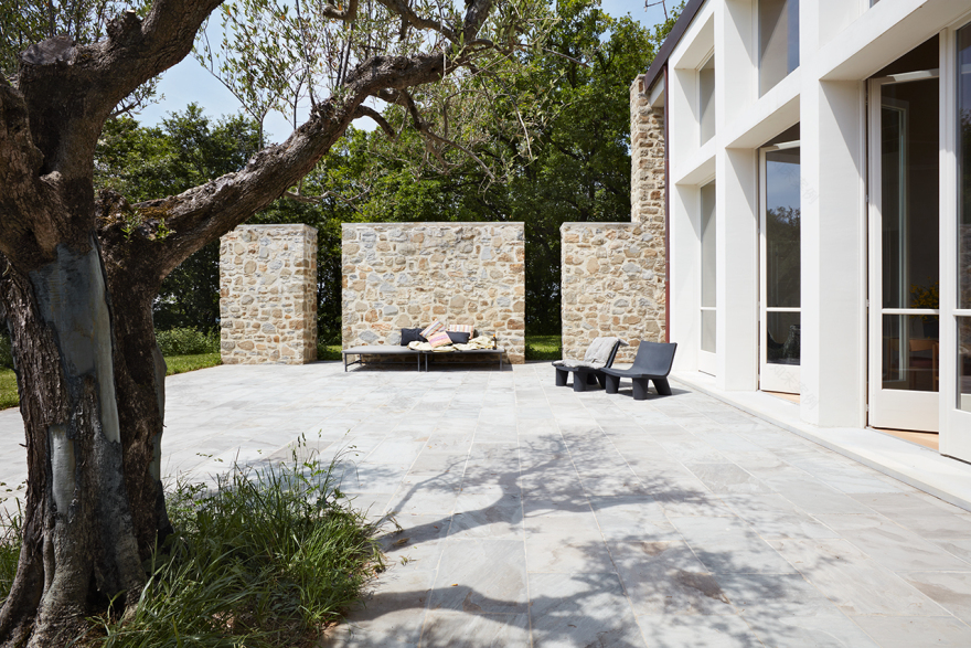 地震废墟中的重生——意大利 Casale Mongibello 别墅设计-1