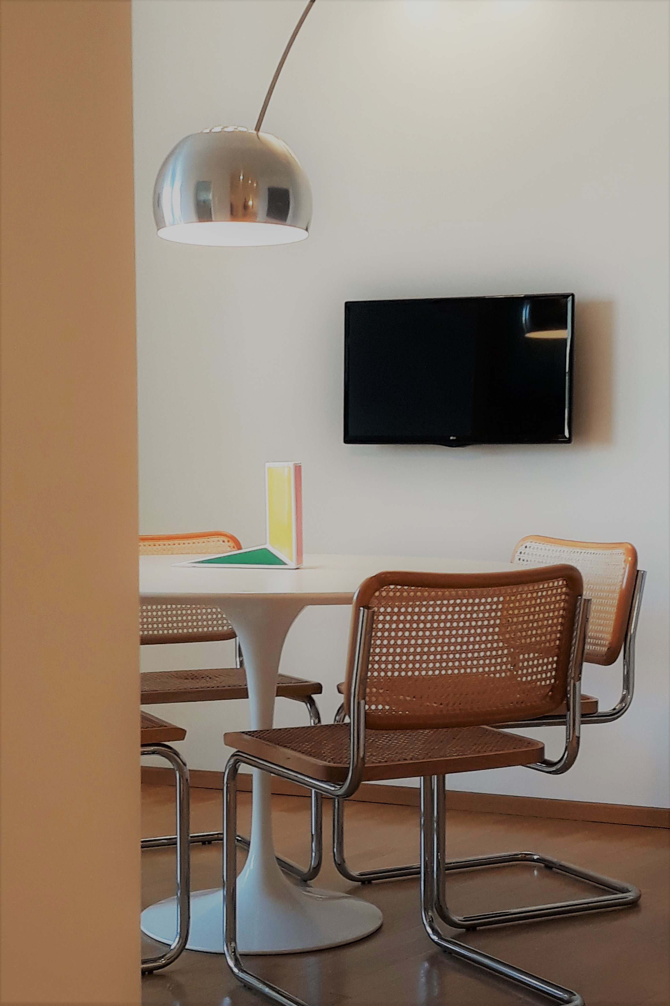 意大利 60 年代公寓翻新，日间生活区与厨房间灵动融合-8