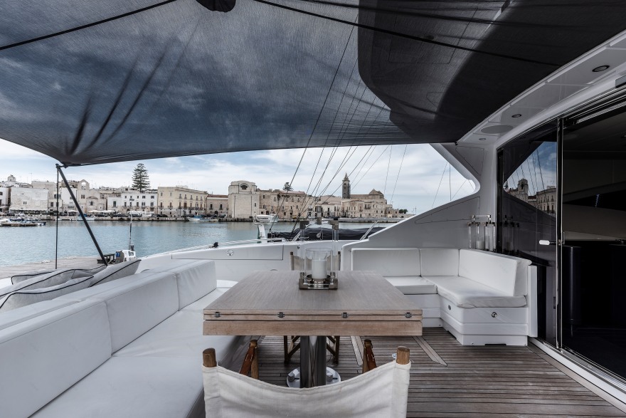 意式奢华游艇 Mangusta 92 现代翻新设计-10