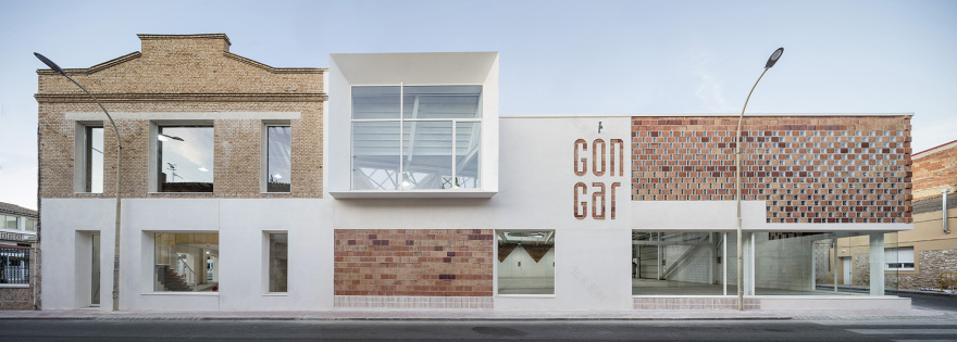 Gon-Gar 农业机械维修综合体 | 旧仓库新生,新车间融入环境-3