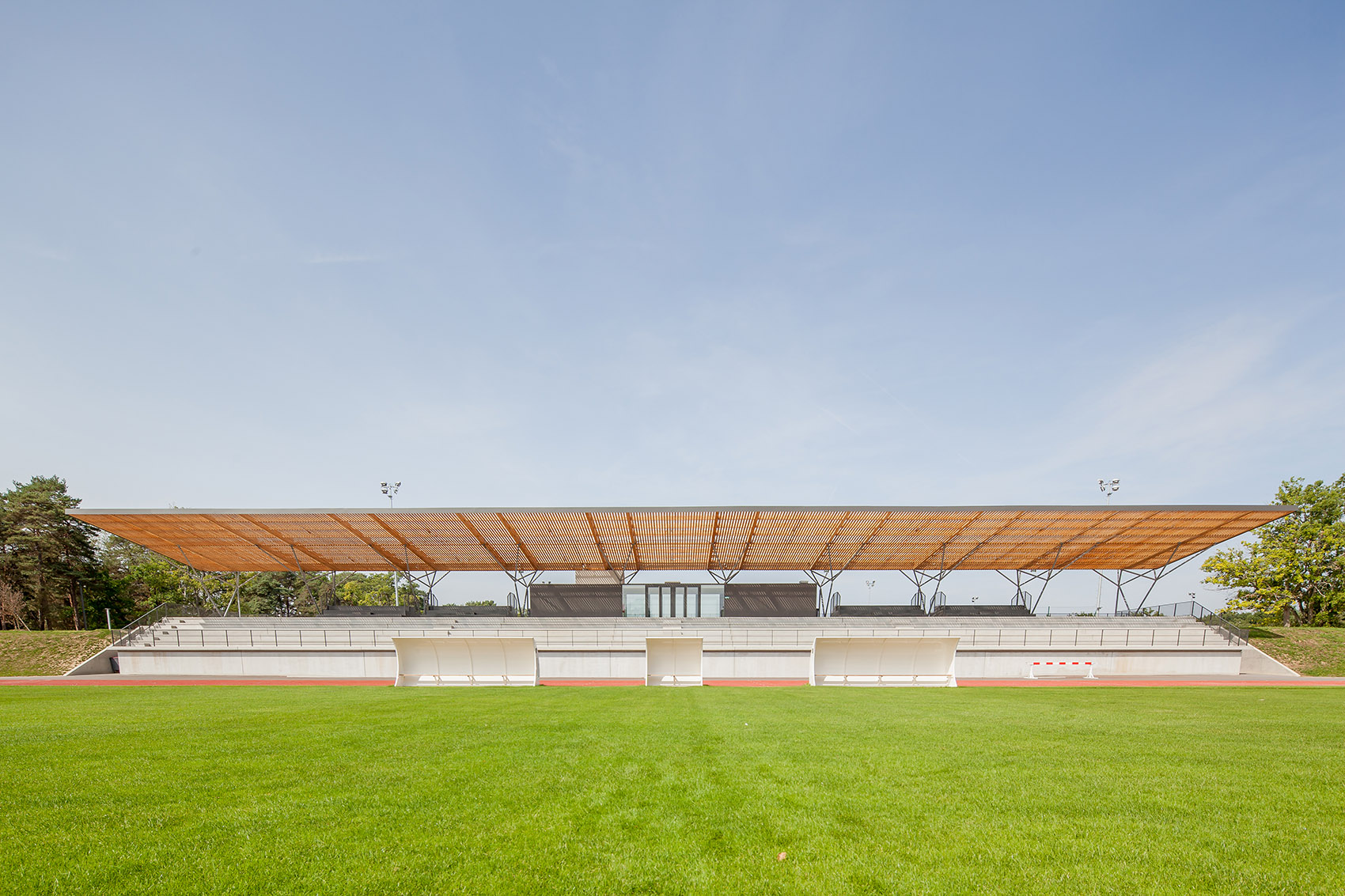 法国枫丹白露体育场看台 | 树状立柱营造开阔空间-10