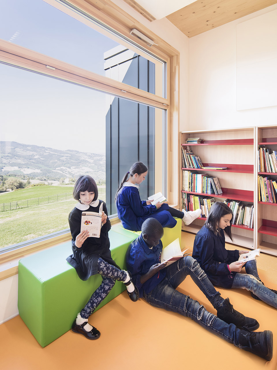 洛亚诺的小学，意大利/在绝美的景色中打造家庭式校园-24