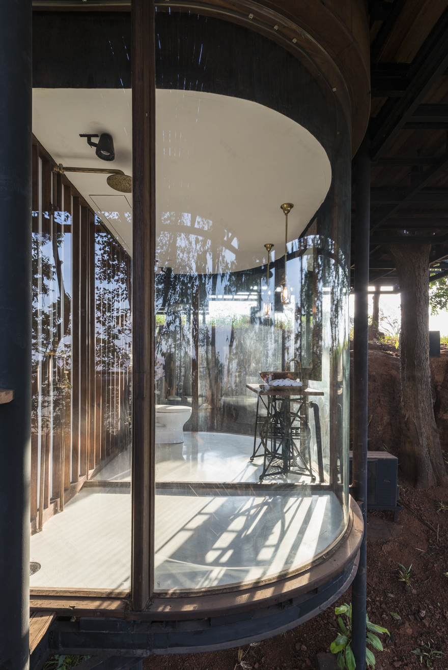 热带森林中的透明玻璃树屋别墅-9