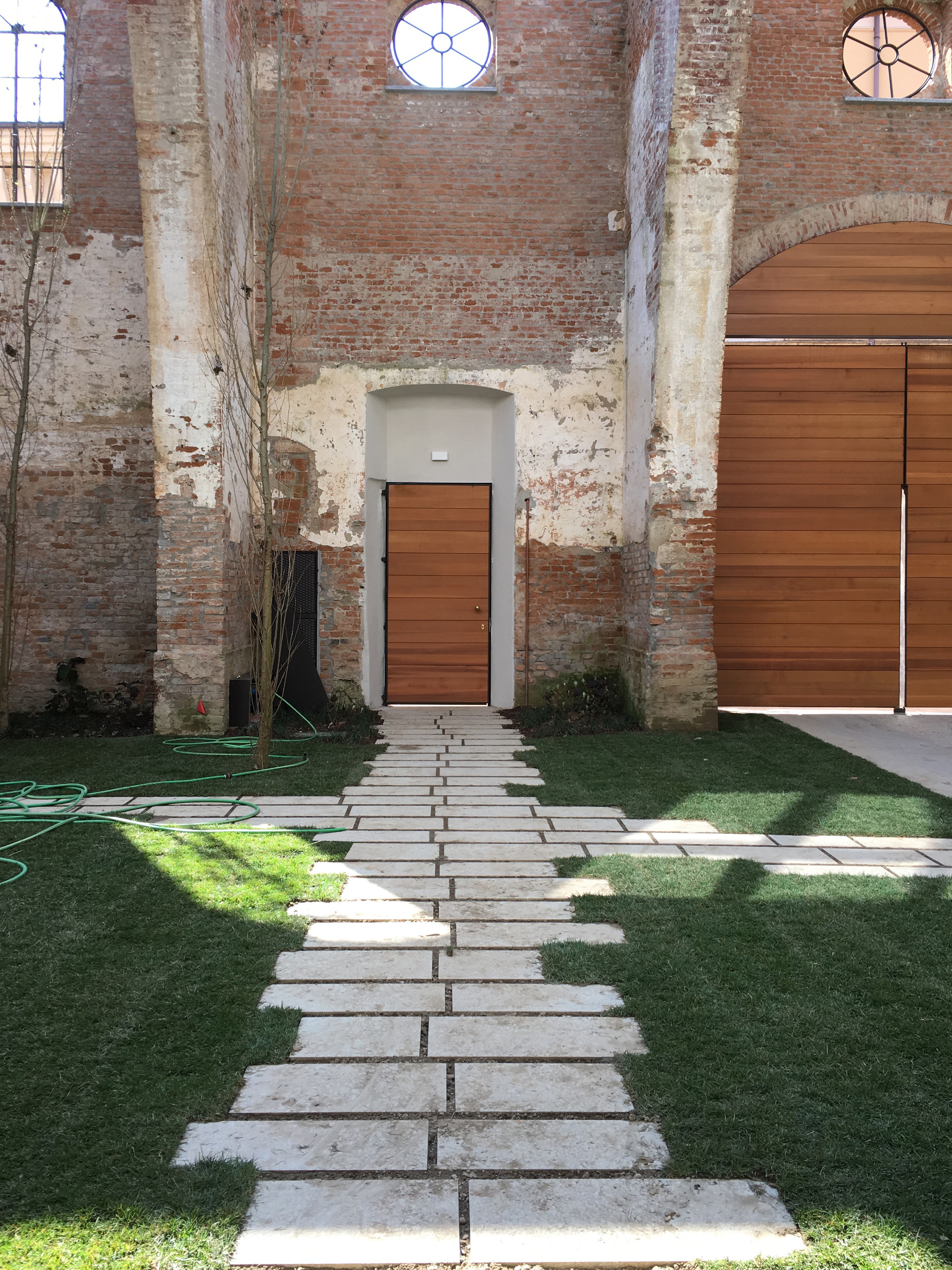 废弃马厩变宜居住宅,原汁原味保留历史痕迹-5