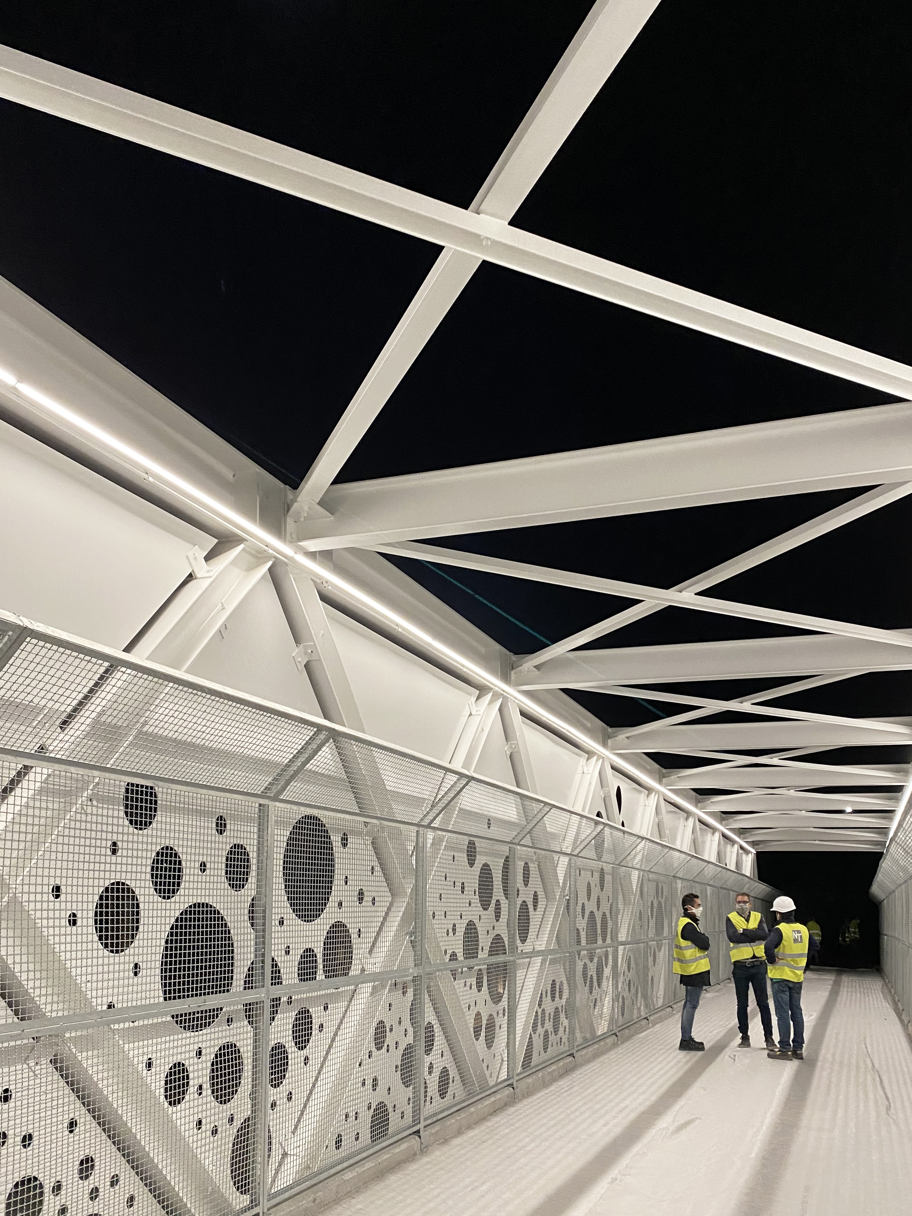 A4 米兰·威尼斯高速公路上的行人和自行车道天桥-6