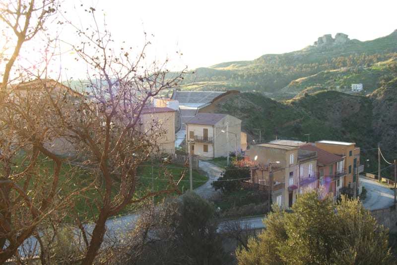 遗落山间的室外剧场——意大利 Pentedattilo 新镇公共空间设计-2