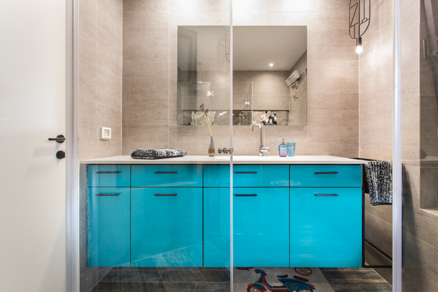 以色列霍隆半独立别墅,绿色 basement 散发爱尔兰酒吧气息-42