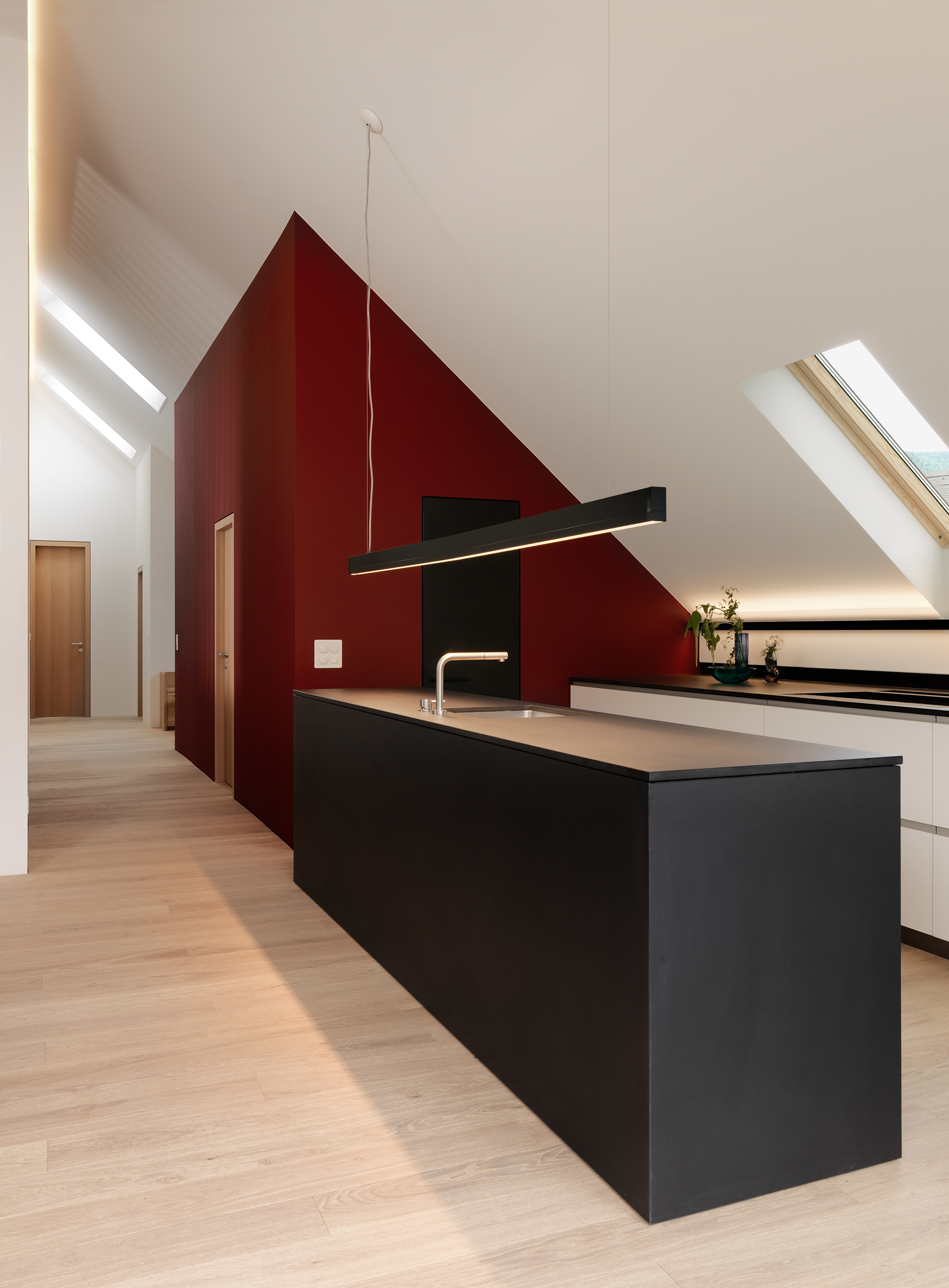 瑞士家庭公寓,红墙分隔流动空间-1