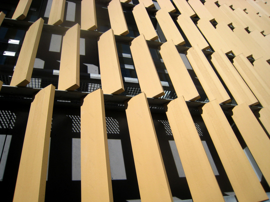 陶瓷网格立面打造的生态绿意办公空间-5