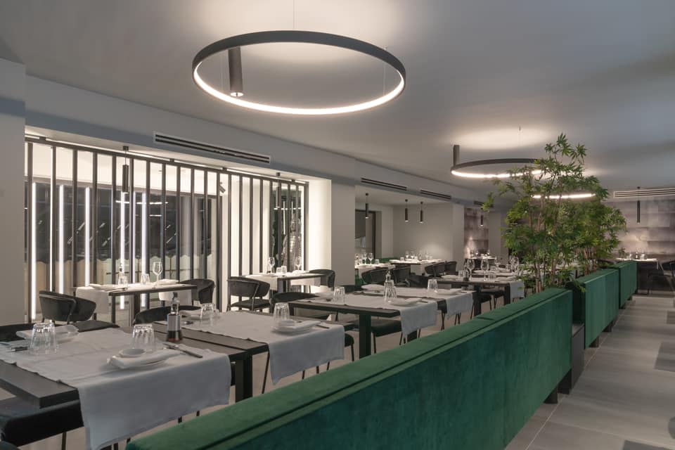 意式优雅融合日式料理,YAMA SUSHI RESTAURANT 打造精致餐饮空间-5