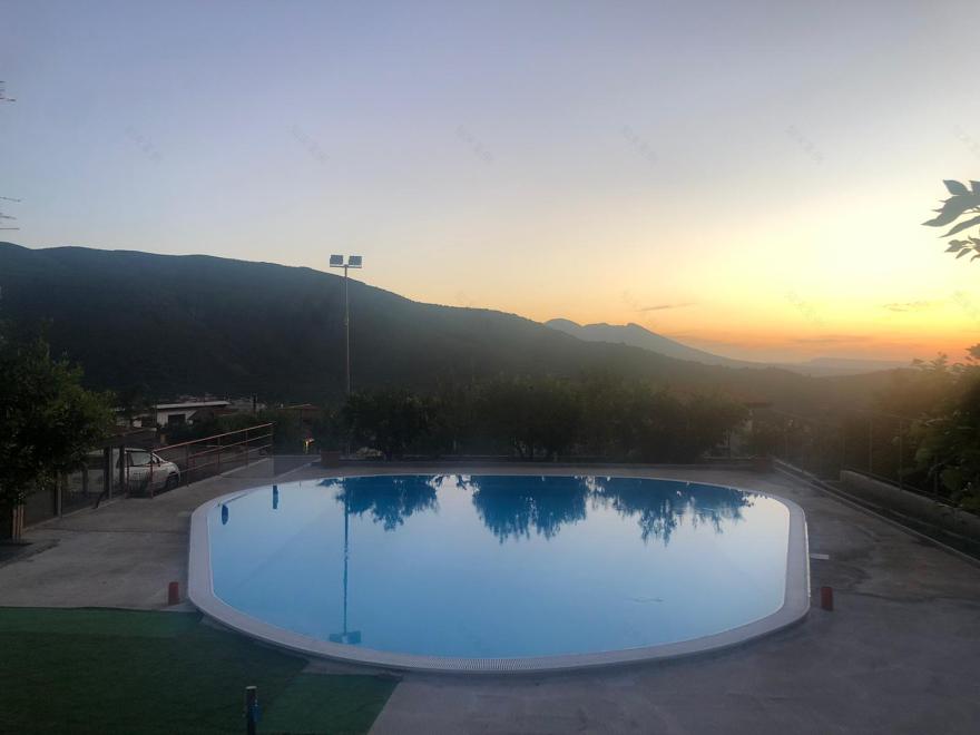 无限延伸的游泳池·与维苏威火山的对话-1