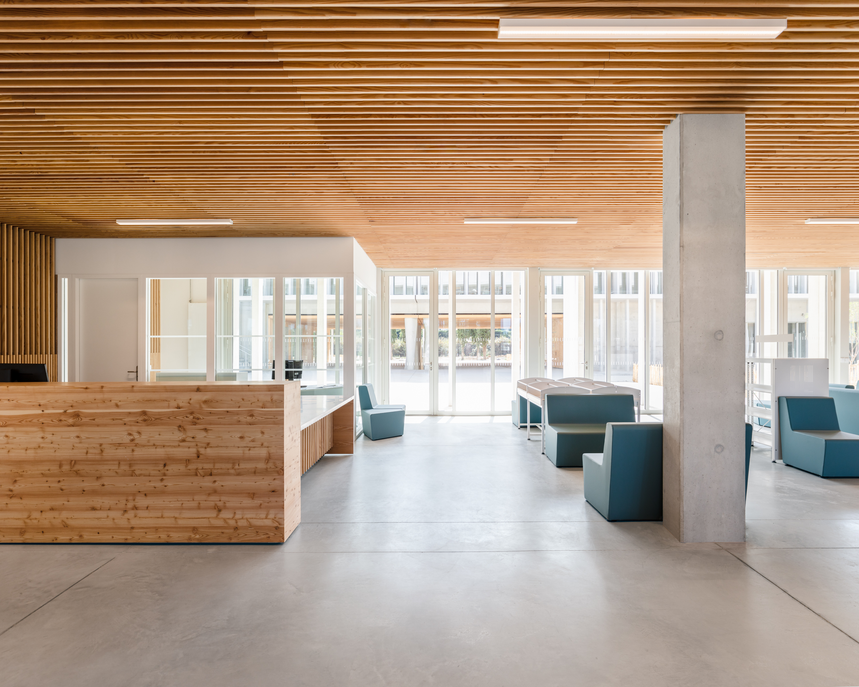 Laudescher’s wood solutions perfect the ethereal and rhythmic architectural composition of the Châteaurenard High School-5