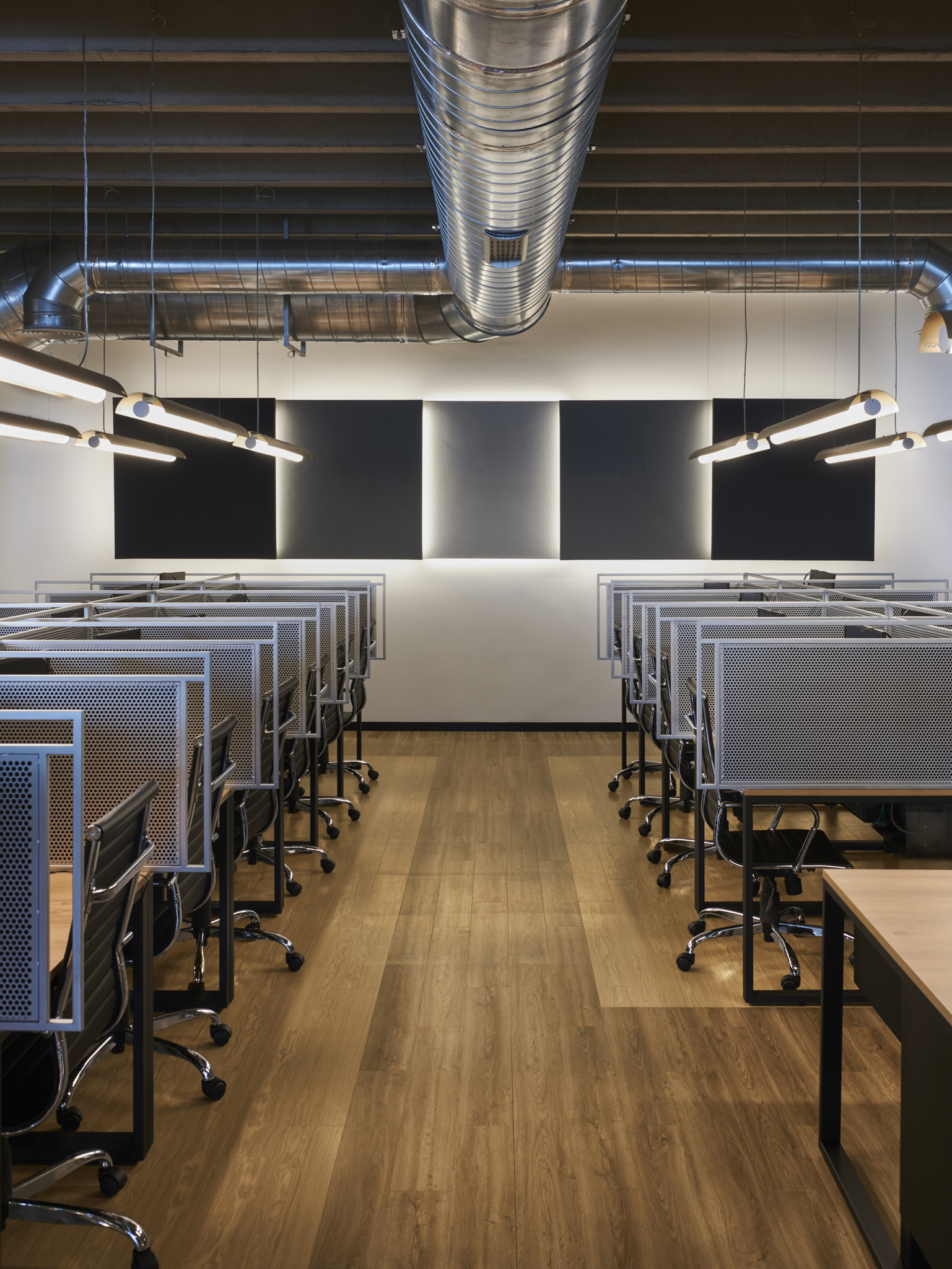 工业风办公室设计 | 金属、植物与木头的和谐-9