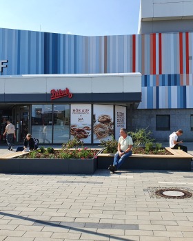 绿洲般的 Cottbus 中央车站广场