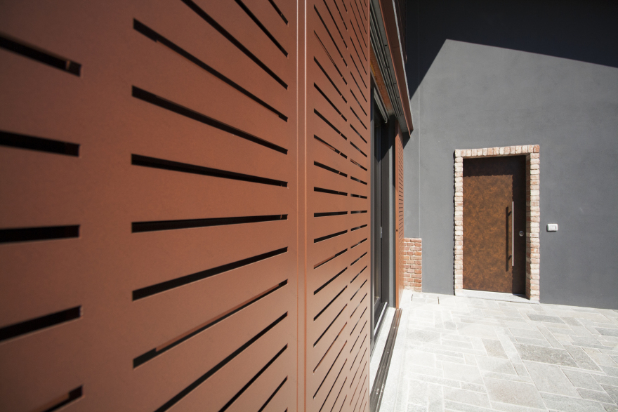 乡村旧屋翻新,金属屏风打造舒适居住环境-21