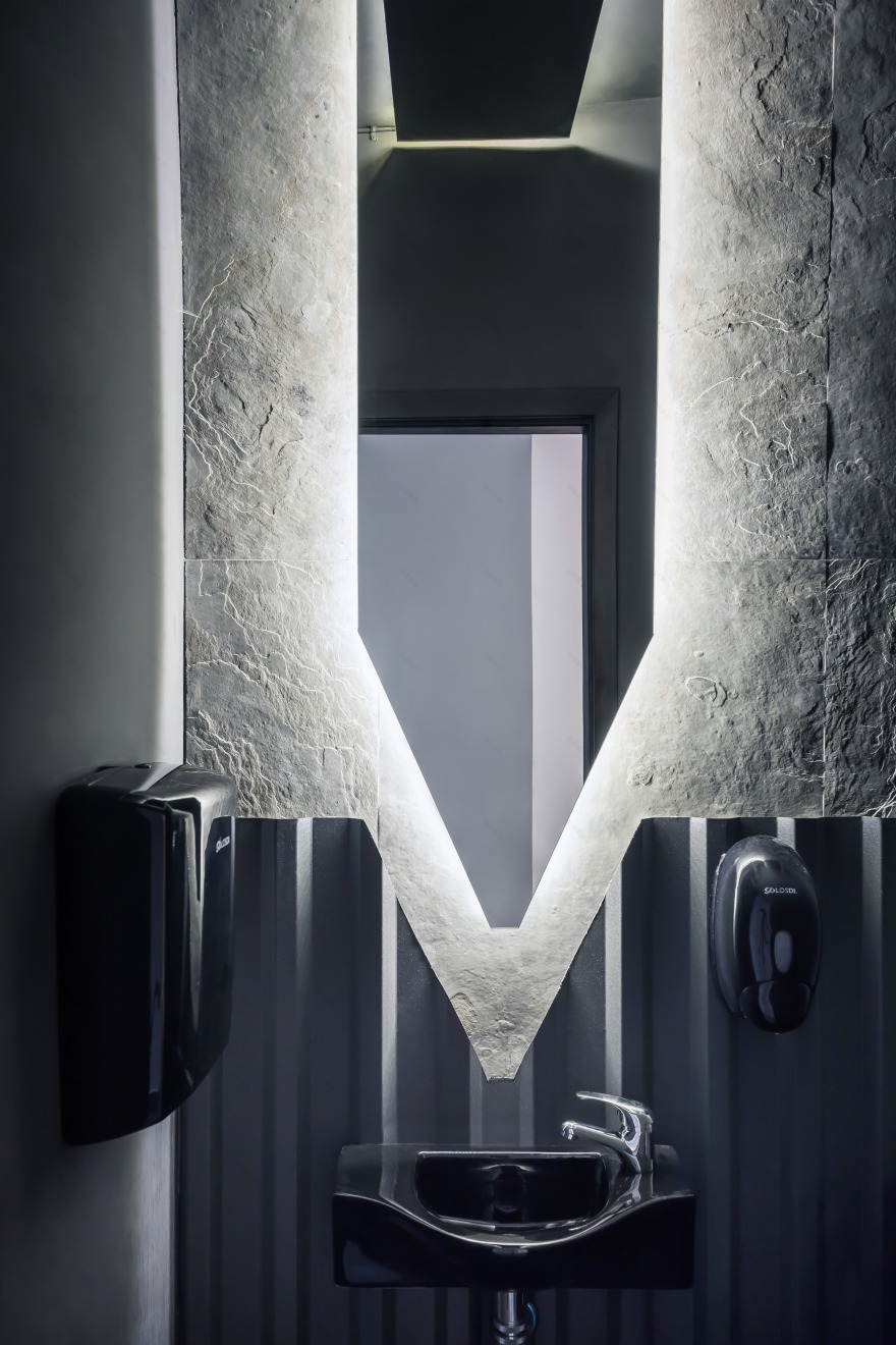 布加勒斯特的一家名为索托的咖啡酒吧,支持当地艺术家-3